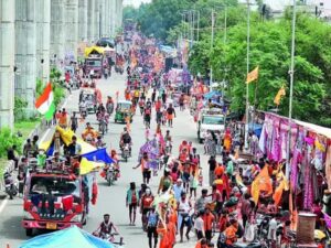 कांवड़ यात्रा 2026 के दौरान देहरादून में ट्रैफिक व्यवस्था संभालती पुलिस