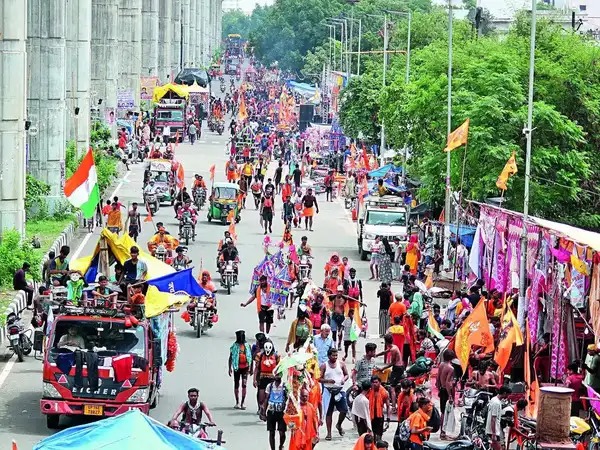 कांवड़ यात्रा 2026 के दौरान देहरादून में ट्रैफिक व्यवस्था संभालती पुलिस